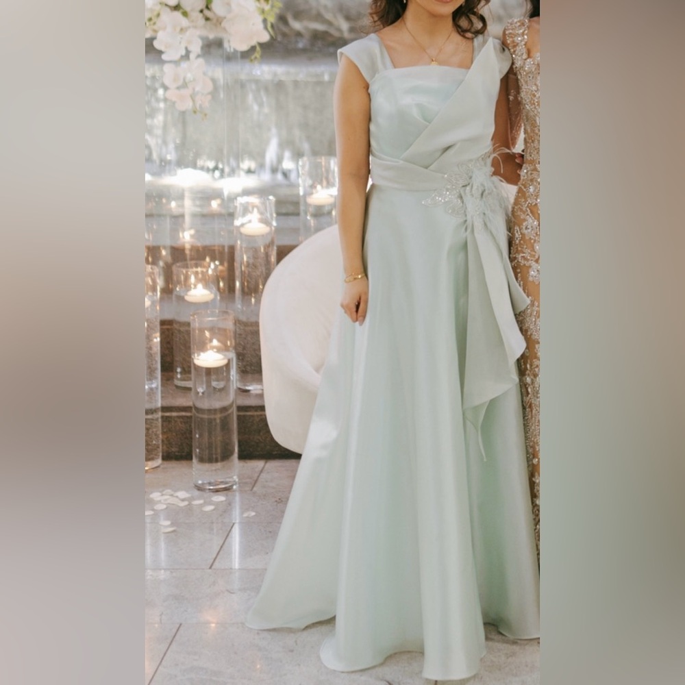 Elegant Mint Green Evening Gown
